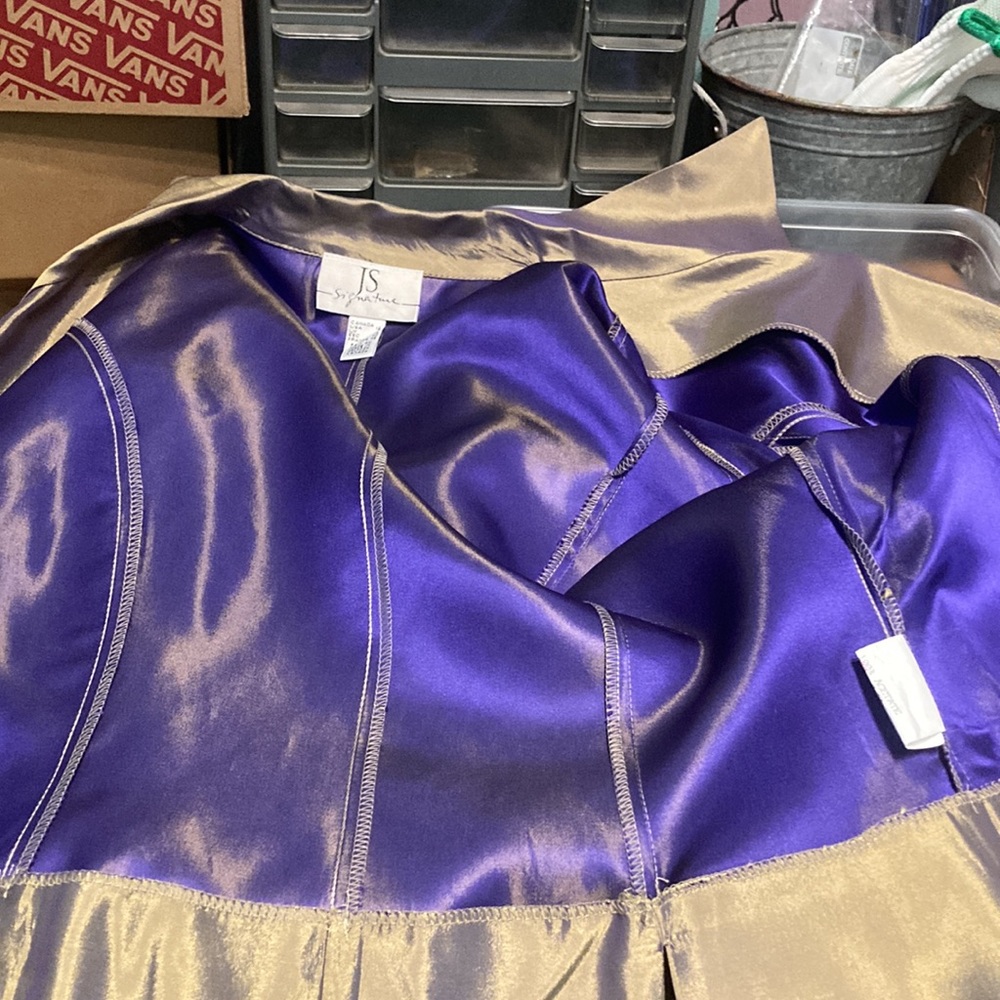JS Signature Blouse - Picture 6 of 8